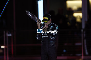 2024-11-24 - RUSSELL George (gbr), Mercedes AMG F1 Team W15, portrait celebrates his victory podium during the Formula 1 Heineken Silver Las Vegas Grand Prix 2024, 22th round of the 2024 Formula One World Championship from November 21 to 23, 2024 on the Las Vegas Strip Circuit, in Las Vegas, United States of America - F1 - LAS VEGAS GRAND PRIX 2024 - FORMULA 1 - MOTORS