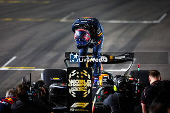 2024-11-24 - VERSTAPPEN Max (ned), Red Bull Racing RB20, portrait celebrating his 4th world champion title during the Formula 1 Heineken Silver Las Vegas Grand Prix 2024, 22th round of the 2024 Formula One World Championship from November 21 to 23, 2024 on the Las Vegas Strip Circuit, in Las Vegas, United States of America - F1 - LAS VEGAS GRAND PRIX 2024 - FORMULA 1 - MOTORS