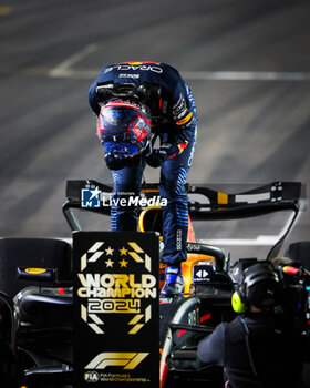 2024-11-24 - VERSTAPPEN Max (ned), Red Bull Racing RB20, portrait celebrating his 4th world champion title during the Formula 1 Heineken Silver Las Vegas Grand Prix 2024, 22th round of the 2024 Formula One World Championship from November 21 to 23, 2024 on the Las Vegas Strip Circuit, in Las Vegas, United States of America - F1 - LAS VEGAS GRAND PRIX 2024 - FORMULA 1 - MOTORS