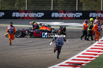 2024-03-02 - marshall, commissaire de piste, 20 HADJAR Isack (fra), Campos Racing, Dallara F2 2024, during the 1st round of the 2024 FIA Formula 2 Championship from February 29 to March 2, 2023 on the Bahrain International Circuit, in Sakhir, Bahrain - AUTO - FORMULA 2 2024 - BAHRAIN - FORMULA 2 - MOTORS
