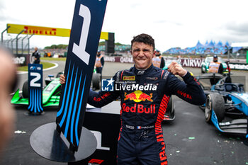 2024-07-07 - HADJAR Isack (fra), Campos Racing, Dallara F2 2024, portrait celebration victory during the 8th round of the 2024 FIA Formula 2 Championship from July 5 to 7, 2024 on the Silverstone Circuit, in Silverstone, United Kingdom - AUTO - FORMULA 2 2024 - SILVERSTONE - FORMULA 2 - MOTORS