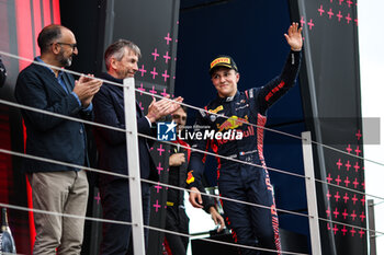 2024-07-07 - HADJAR Isack (fra), Campos Racing, Dallara F2 2024, portrait celebration victory during the 8th round of the 2024 FIA Formula 2 Championship from July 5 to 7, 2024 on the Silverstone Circuit, in Silverstone, United Kingdom - AUTO - FORMULA 2 2024 - SILVERSTONE - FORMULA 2 - MOTORS