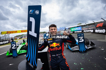 2024-07-07 - HADJAR Isack (fra), Campos Racing, Dallara F2 2024, portrait, celebrate his win during the 8th round of the 2024 FIA Formula 2 Championship from July 5 to 7, 2024 on the Silverstone Circuit, in Silverstone, United Kingdom - AUTO - FORMULA 2 2024 - SILVERSTONE - FORMULA 2 - MOTORS