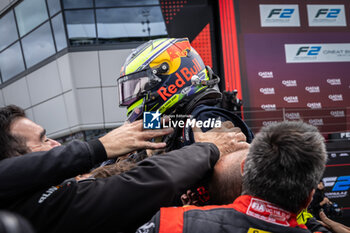 2024-07-07 - HADJAR Isack (fra), Campos Racing, Dallara F2 2024, portrait celebrate his win during the 8th round of the 2024 FIA Formula 2 Championship from July 5 to 7, 2024 on the Silverstone Circuit, in Silverstone, United Kingdom - AUTO - FORMULA 2 2024 - SILVERSTONE - FORMULA 2 - MOTORS