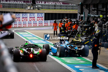 2024-07-07 - 07 CRAWFORD Jak (usa), DAMS Lucas Oil, Dallara F2 2024, 05 MALONY Zane (bar), Rodin Motorsport, Dallara F2 2024, action, pitlane, during the 8th round of the 2024 FIA Formula 2 Championship from July 5 to 7, 2024 on the Silverstone Circuit, in Silverstone, United Kingdom - AUTO - FORMULA 2 2024 - SILVERSTONE - FORMULA 2 - MOTORS