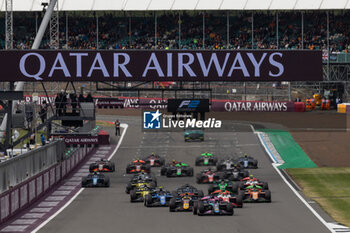 2024-07-07 - 01 MARTINS Victor (fra), ART Grand Prix, Dallara F2 2024, 20 HADJAR Isack (fra), Campos Racing, Dallara F2 2024, action, start, depart, during the 8th round of the 2024 FIA Formula 2 Championship from July 5 to 7, 2024 on the Silverstone Circuit, in Silverstone, United Kingdom - AUTO - FORMULA 2 2024 - SILVERSTONE - FORMULA 2 - MOTORS