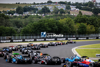 2024-07-20 - 22 VERSCHOOR Richard (nld), Trident, Dallara F2 2024, 09 MAINI Kush (ind), Invicta Racing, Dallara F2 2024, 04 ANTONELLI Andrea Kimi (ita), Prema Racing, Dallara F2 2024, action,start, depart, during the 9th round of the 2024 FIA Formula 2 Championship from July 19 to 21, 2024 on the Hungaroring, in Mogyorod, Hungary - AUTO - FORMULA 2 2024 - HUNGARORING - FORMULA 2 - MOTORS