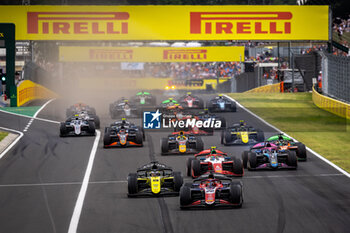 2024-07-20 - 22 VERSCHOOR Richard (nld), Trident, Dallara F2 2024, 09 MAINI Kush (ind), Invicta Racing, Dallara F2 2024, 04 ANTONELLI Andrea Kimi (ita), Prema Racing, Dallara F2 2024, action,start, depart, during the 9th round of the 2024 FIA Formula 2 Championship from July 19 to 21, 2024 on the Hungaroring, in Mogyorod, Hungary - AUTO - FORMULA 2 2024 - HUNGARORING - FORMULA 2 - MOTORS