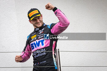 2024-07-20 - MARTINS Victor (fra), ART Grand Prix, Dallara F2 2024, portrait, podium during the 9th round of the 2024 FIA Formula 2 Championship from July 19 to 21, 2024 on the Hungaroring, in Mogyorod, Hungary - AUTO - FORMULA 2 2024 - HUNGARORING - FORMULA 2 - MOTORS