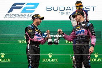 2024-07-20 - MAINI Kush (ind), Invicta Racing, Dallara F2 2024, MARTINS Victor (fra), ART Grand Prix, Dallara F2 2024, portrait, podium during the 9th round of the 2024 FIA Formula 2 Championship from July 19 to 21, 2024 on the Hungaroring, in Mogyorod, Hungary - AUTO - FORMULA 2 2024 - HUNGARORING - FORMULA 2 - MOTORS