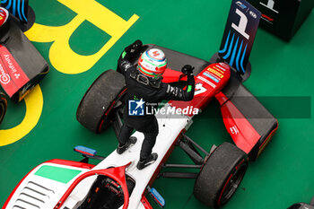 2024-07-21 - ANTONELLI Andrea Kimi (ita), Prema Racing, Dallara F2 2024, portrait race win celebration during the 9th round of the 2024 FIA Formula 2 Championship from July 19 to 21, 2024 on the Hungaroring, in Mogyorod, Hungary - AUTO - FORMULA 2 2024 - HUNGARORING - FORMULA 2 - MOTORS