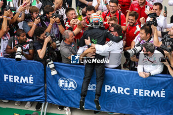 2024-07-21 - ANTONELLI Andrea Kimi (ita), Prema Racing, Dallara F2 2024, portrait race win celebration with Mercedes team members during the 9th round of the 2024 FIA Formula 2 Championship from July 19 to 21, 2024 on the Hungaroring, in Mogyorod, Hungary - AUTO - FORMULA 2 2024 - HUNGARORING - FORMULA 2 - MOTORS