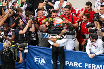 2024-07-21 - ANTONELLI Andrea Kimi (ita), Prema Racing, Dallara F2 2024, portrait race win celebration with Mercedes team members during the 9th round of the 2024 FIA Formula 2 Championship from July 19 to 21, 2024 on the Hungaroring, in Mogyorod, Hungary - AUTO - FORMULA 2 2024 - HUNGARORING - FORMULA 2 - MOTORS