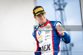 2024-07-21 - VERSCHOOR Richard (nld), Trident, Dallara F2 2024, portrait, podium during the 9th round of the 2024 FIA Formula 2 Championship from July 19 to 21, 2024 on the Hungaroring, in Mogyorod, Hungary - AUTO - FORMULA 2 2024 - HUNGARORING - FORMULA 2 - MOTORS