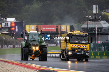 2024-07-27 - rain, pluie, tractor during the 10th round of the 2024 FIA Formula 2 Championship from July 26 to 28, 2024 on the Circuit de Spa-Francorchamps, in Stavelot, Belgium - AUTO - FORMULA 2 2024 - SPA-FRANCORCHAMPS - FORMULA 2 - MOTORS