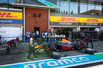 2024-07-28 - 20 HADJAR Isack (fra), Campos Racing, Dallara F2 2024, action, pitstop during the 10th round of the 2024 FIA Formula 2 Championship from July 26 to 28, 2024 on the Circuit de Spa-Francorchamps, in Stavelot, Belgium - AUTO - FORMULA 2 2024 - SPA-FRANCORCHAMPS - FORMULA 2 - MOTORS