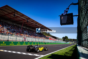 2024-07-28 - 10 BORTOLETO Gabriel (bra), Invicta Racing, Dallara F2 2024, action, checkered flag, drapeau during the 10th round of the 2024 FIA Formula 2 Championship from July 26 to 28, 2024 on the Circuit de Spa-Francorchamps, in Stavelot, Belgium - AUTO - FORMULA 2 2024 - SPA-FRANCORCHAMPS - FORMULA 2 - MOTORS