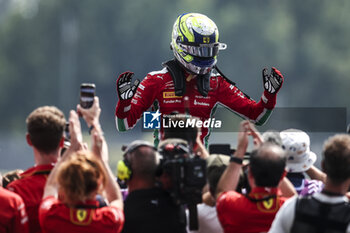 2024-06-23 - BEARMAN Oliver (gbr), Prema Racing, Dallara F2 2024, portrait celebration during the 11th round of the 2024 FIA Formula 2 Championship from August 30 to September 1, 2024 on the Autodromo Nazionale Monza, in Monza, Italy - AUTO - FORMULA 2 2024 - MONZA - FORMULA 2 - MOTORS