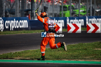 2024-09-01 - marshall, commissaire de piste, during the 11th round of the 2024 FIA Formula 2 Championship from August 30 to September 1, 2024 on the Autodromo Nazionale Monza, in Monza, Italy - AUTO - FORMULA 2 2024 - MONZA - FORMULA 2 - MOTORS