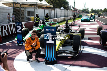 2024-09-01 - BORTOLETO Gabriel (bra), Invicta Racing, Dallara F2 2024, portrait celebrates his victory during the 11th round of the 2024 FIA Formula 2 Championship from August 30 to September 1, 2024 on the Autodromo Nazionale Monza, in Monza, Italy - AUTO - FORMULA 2 2024 - MONZA - FORMULA 2 - MOTORS