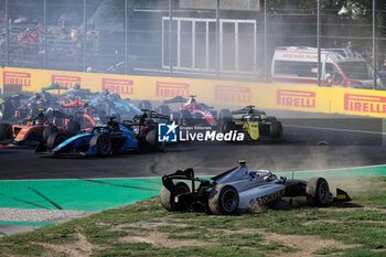 2024-09-01 - 17 ARON Paul (est), Hitech Pulse-Eigt, Dallara F2 2024, action crash, accident, during the 11th round of the 2024 FIA Formula 2 Championship from August 30 to September 1, 2024 on the Autodromo Nazionale Monza, in Monza, Italy - AUTO - FORMULA 2 2024 - MONZA - FORMULA 2 - MOTORS