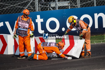 2024-09-01 - marshall, commissaire de piste, during the 11th round of the 2024 FIA Formula 2 Championship from August 30 to September 1, 2024 on the Autodromo Nazionale Monza, in Monza, Italy - AUTO - FORMULA 2 2024 - MONZA - FORMULA 2 - MOTORS