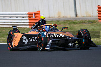 2024-04-13 - NEOM McLaren Formula E Team (GBR) Nissan e-4ORCE 04 Jake Hughes (GBR) HUG - MISANO ADRIATICO - ABB FIA FORMULA E WORLD CHAMPIONSHIP - FORMULA E - MOTORS