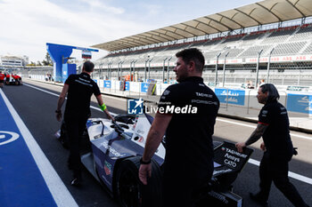 2024-01-11 - TAG HEUER Porsche Formula E Team, Porsche 99X Electric, mecaniciens mechanics portrait during the 2024 Hankook Mexico City ePrix, 1st meeting of the 2023-24 ABB FIA Formula E World Championship, on the Autodromo Hermanos Rodriguez from January 11 to 13, in Mexico City, Mexico - 2024 FORMULA E HANKOOK MEXICO CITY EPRIX - FORMULA E - MOTORS