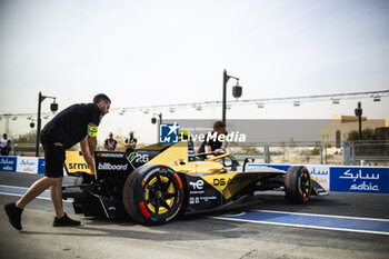2024-01-25 - 25 VERGNE Jean-Eric (fra), DS Penske, DS E-Tense FE23, pitlane, ambiance during the 2024 Diriyah E-Prix, 2nd meeting of the 2023-24 ABB FIA Formula E World Championship, on the Riyadh Street Circuit from January 25 to 27, in Diriyah, Saudi Arabia - 2024 FORMULA E DIRIYAH E-PRIX - FORMULA E - MOTORS