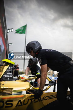 2024-01-26 - 25 VERGNE Jean-Eric (fra), DS Penske, DS E-Tense FE23, pitlane, ambiance during the 2024 Diriyah E-Prix, 2nd meeting of the 2023-24 ABB FIA Formula E World Championship, on the Riyadh Street Circuit from January 25 to 27, in Diriyah, Saudi Arabia - 2024 FORMULA E DIRIYAH E-PRIX - FORMULA E - MOTORS