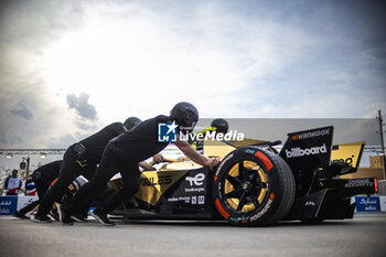 2024-01-26 - 25 VERGNE Jean-Eric (fra), DS Penske, DS E-Tense FE23, pitlane,ambiance during the 2024 Diriyah E-Prix, 2nd meeting of the 2023-24 ABB FIA Formula E World Championship, on the Riyadh Street Circuit from January 25 to 27, in Diriyah, Saudi Arabia - 2024 FORMULA E DIRIYAH E-PRIX - FORMULA E - MOTORS
