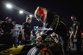 2024-01-26 - VERGNE Jean-Eric (fra), DS Penske, DS E-Tense FE23, grille de depart, starting grid, portrait during the 2024 Diriyah E-Prix, 2nd meeting of the 2023-24 ABB FIA Formula E World Championship, on the Riyadh Street Circuit from January 25 to 27, in Diriyah, Saudi Arabia - 2024 FORMULA E DIRIYAH E-PRIX - FORMULA E - MOTORS