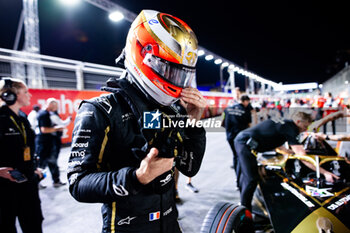 2024-01-26 - VERGNE Jean-Eric (fra), DS Penske, DS E-Tense FE23, portrait grille de depart, starting grid during the 2024 Diriyah E-Prix, 2nd meeting of the 2023-24 ABB FIA Formula E World Championship, on the Riyadh Street Circuit from January 25 to 27, in Diriyah, Saudi Arabia - 2024 FORMULA E DIRIYAH E-PRIX - FORMULA E - MOTORS