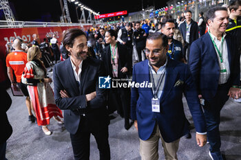 2024-01-26 - Adrien Brody, actor and producer, grille de depart, starting grid during the 2024 Diriyah E-Prix, 2nd meeting of the 2023-24 ABB FIA Formula E World Championship, on the Riyadh Street Circuit from January 25 to 27, in Diriyah, Saudi Arabia - 2024 FORMULA E DIRIYAH E-PRIX - FORMULA E - MOTORS