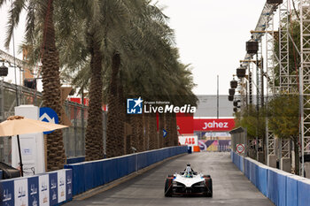 2024-01-27 - 01 DENNIS Jake (gbr), Andretti Global, Porsche 99X Electric, action during the 2024 Diriyah E-Prix, 2nd meeting of the 2023-24 ABB FIA Formula E World Championship, on the Riyadh Street Circuit from January 25 to 27, in Diriyah, Saudi Arabia - 2024 FORMULA E DIRIYAH E-PRIX - FORMULA E - MOTORS