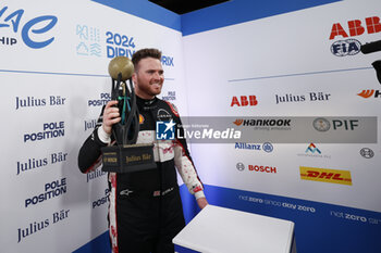 2024-01-27 - ROWLAND Oliver (gbr), Nissan Formula E Team, Nissan e-4ORCE 04, portrait during the 2024 Diriyah E-Prix, 2nd meeting of the 2023-24 ABB FIA Formula E World Championship, on the Riyadh Street Circuit from January 25 to 27, in Diriyah, Saudi Arabia - 2024 FORMULA E DIRIYAH E-PRIX - FORMULA E - MOTORS