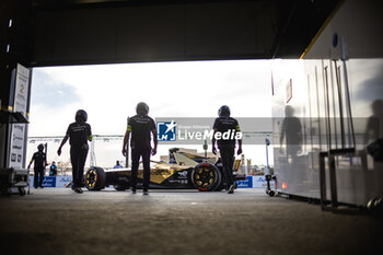 2024-01-27 - 02 VANDOORNE Stoffel (bel), DS Penske, DS E-Tense FE23, pitlane, ambiance during the 2024 Diriyah E-Prix, 2nd meeting of the 2023-24 ABB FIA Formula E World Championship, on the Riyadh Street Circuit from January 25 to 27, in Diriyah, Saudi Arabia - 2024 FORMULA E DIRIYAH E-PRIX - FORMULA E - MOTORS
