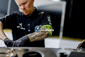 2024-03-14 - mecaniciens mechanics, DS Penske Formula E Team, portrait during the 2024 Sao Paulo ePrix, 3rd meeting of the 2023-24 ABB FIA Formula E World Championship, on the Sao Paulo Street Circuit from March 24 to 26, 2024 in Sao Paulo, Brazil - 2024 FORMULA E SAO PAULO EPRIX - FORMULA E - MOTORS