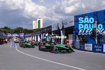 15/03/2024 - 16 BUEMI Sébastien (swi), Envision Racing, Jaguar I-Type 6, action 04 FRIJNS Robin (nld), Envision Racing, Jaguar I-Type 6, action on the pitlane, during the 2024 Sao Paulo ePrix, 3rd meeting of the 2023-24 ABB FIA Formula E World Championship, on the Sao Paulo Street Circuit from March 24 to 26, 2024 in Sao Paulo, Brazil - 2024 FORMULA E SAO PAULO EPRIX - FORMULA E - MOTORI