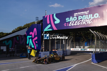 15/03/2024 - 02 VANDOORNE Stoffel (bel), DS Penske, DS E-Tense FE23, action on the pitlane, during the 2024 Sao Paulo ePrix, 3rd meeting of the 2023-24 ABB FIA Formula E World Championship, on the Sao Paulo Street Circuit from March 24 to 26, 2024 in Sao Paulo, Brazil - 2024 FORMULA E SAO PAULO EPRIX - FORMULA E - MOTORI