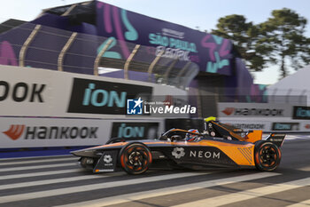 2024-03-15 - 05 HUGHES Jake (gbr), NEOM McLaren Formula E Team, Nissan e-4ORCE 04, action during the 2024 Sao Paulo ePrix, 3rd meeting of the 2023-24 ABB FIA Formula E World Championship, on the Sao Paulo Street Circuit from March 24 to 26, 2024 in Sao Paulo, Brazil - 2024 FORMULA E SAO PAULO EPRIX - FORMULA E - MOTORS