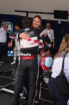 2024-03-16 - ROWLAND Oliver (gbr), Nissan Formula E Team, Nissan e-4ORCE 04, portrait FENESTRAZ Sacha (fra), Nissan Formula E Team, Nissan e-4ORCE 04, portrait at parc fermé during the 2024 Sao Paulo ePrix, 3rd meeting of the 2023-24 ABB FIA Formula E World Championship, on the Sao Paulo Street Circuit from March 24 to 26, 2024 in Sao Paulo, Brazil - 2024 FORMULA E SAO PAULO EPRIX - FORMULA E - MOTORS