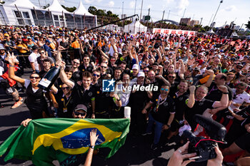 2024-03-16 - Team picture with VOLPE Tommaso, General Manager and Managing Director, Nissan Formula E Team, portrait at podium during the 2024 Sao Paulo ePrix, 3rd meeting of the 2023-24 ABB FIA Formula E World Championship, on the Sao Paulo Street Circuit from March 24 to 26, 2024 in Sao Paulo, Brazil - 2024 FORMULA E SAO PAULO EPRIX - FORMULA E - MOTORS