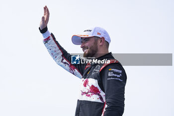 2024-03-16 - ROWLAND Oliver (gbr), Nissan Formula E Team, Nissan e-4ORCE 04, portrait on the podium during the 2024 Sao Paulo ePrix, 3rd meeting of the 2023-24 ABB FIA Formula E World Championship, on the Sao Paulo Street Circuit from March 24 to 26, 2024 in Sao Paulo, Brazil - 2024 FORMULA E SAO PAULO EPRIX - FORMULA E - MOTORS