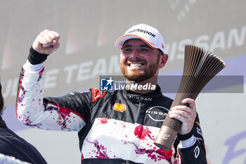 2024-03-16 - ROWLAND Oliver (gbr), Nissan Formula E Team, Nissan e-4ORCE 04, portrait on the podium, portrait during the 2024 Sao Paulo ePrix, 3rd meeting of the 2023-24 ABB FIA Formula E World Championship, on the Sao Paulo Street Circuit from March 24 to 26, 2024 in Sao Paulo, Brazil - 2024 FORMULA E SAO PAULO EPRIX - FORMULA E - MOTORS