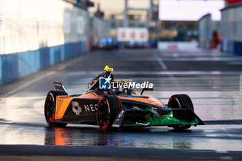 2024-03-29 - 05 HUGHES Jake (gbr), NEOM McLaren Formula E Team, Nissan e-4ORCE 04, action during the 2024 Tokyo ePrix, 4th meeting of the 2023-24 ABB FIA Formula E World Championship, on the Tokyo Street Circuit from March 28 to 30, 2024 in Tokyo, Japan - 2024 FORMULA E TOKYO EPRIX - FORMULA E - MOTORS
