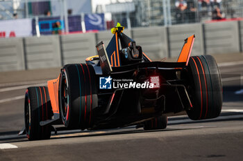 2024-03-30 - 05 HUGHES Jake (gbr), NEOM McLaren Formula E Team, Nissan e-4ORCE 04, action during the 2024 Tokyo ePrix, 4th meeting of the 2023-24 ABB FIA Formula E World Championship, on the Tokyo Street Circuit from March 28 to 30, 2024 in Tokyo, Japan - 2024 FORMULA E TOKYO EPRIX - FORMULA E - MOTORS