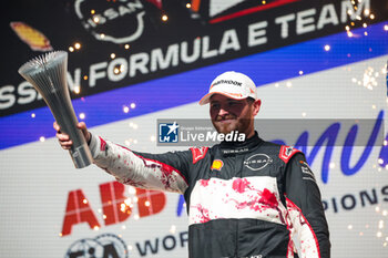 2024-03-30 - ROWLAND Oliver (gbr), Nissan Formula E Team, Nissan e-4ORCE 04, portrait podium during the 2024 Tokyo ePrix, 4th meeting of the 2023-24 ABB FIA Formula E World Championship, on the Tokyo Street Circuit from March 28 to 30, 2024 in Tokyo, Japan - 2024 FORMULA E TOKYO EPRIX - FORMULA E - MOTORS
