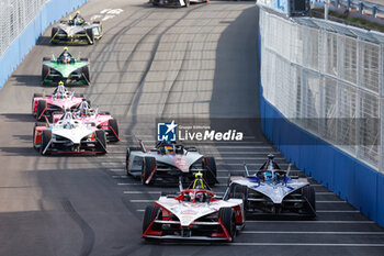 2024-03-30 - 22 ROWLAND Oliver (gbr), Nissan Formula E Team, Nissan e-4ORCE 04, action, 07 GUNTHER Maximilian (ger), Maserati MSG Racing, Maserati Tipo Folgore, action, during the 2024 Tokyo ePrix, 4th meeting of the 2023-24 ABB FIA Formula E World Championship, on the Tokyo Street Circuit from March 28 to 30, 2024 in Tokyo, Japan - 2024 FORMULA E TOKYO EPRIX - FORMULA E - MOTORS