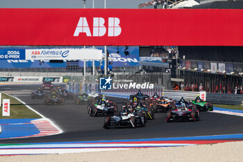 2024-04-13 - Start 09 EVANS Mitch (nzl), Jaguar TCS Racing, Jaguar I-Type 6, action 94 WEHRLEIN Pascal (ger), TAG HEUER Porsche Formula E Team, Porsche 99X Electric, action during the 2024 Misano ePrix, 5th meeting of the 2023-24 ABB FIA Formula E World Championship, on the Misano World Circuit Marco Simoncelli from April 11 to 14, 2024 in Misano Adriatico, Italy - 2024 FORMULA E MISANO EPRIX - FORMULA E - MOTORS